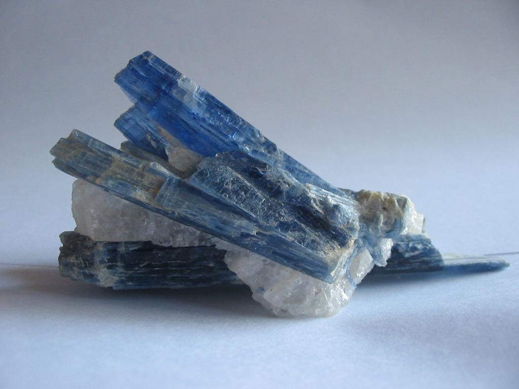 Kyanite - Wikipedia