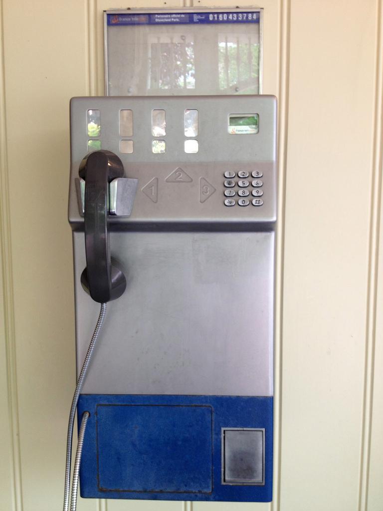 Téléphone public — Wikipédia