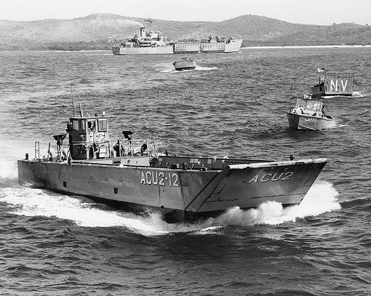 Landing Craft Mechanized — Wikipédia