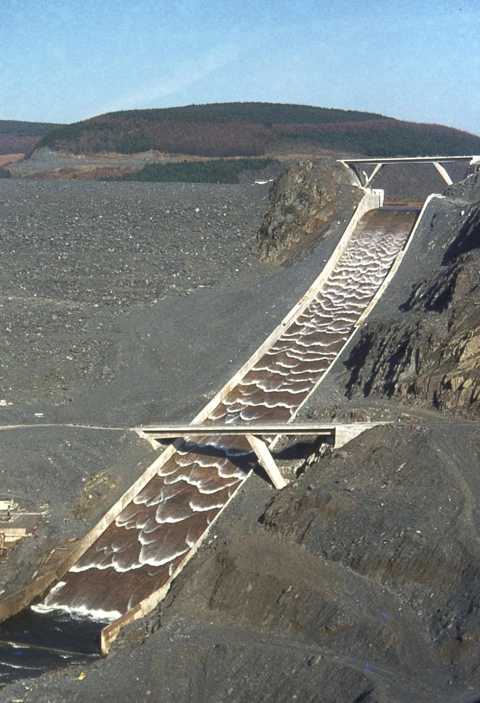 Spillway - Wikipedia