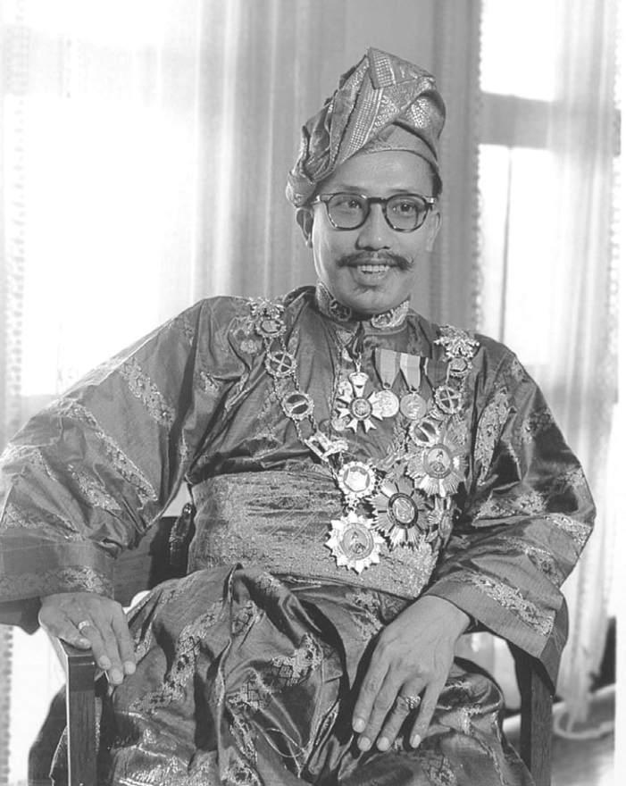 Omar Ali Saifuddien III — Wikipédia