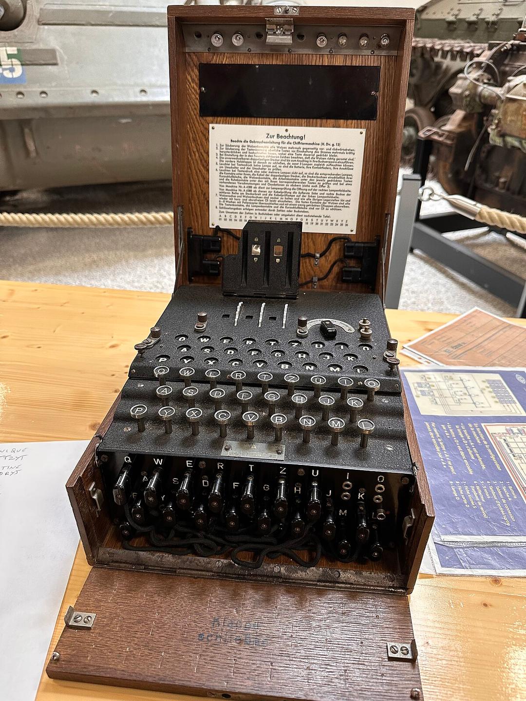 Enigma (machine) — Wikipédia