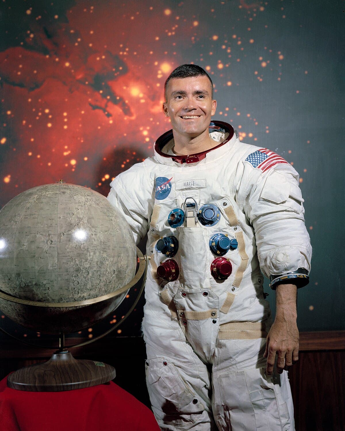 Fred Haise - Wikipedia