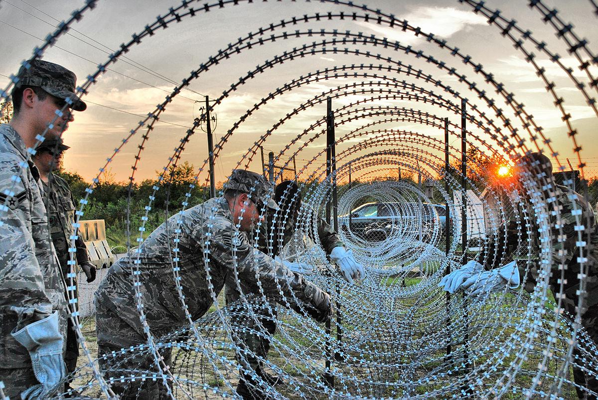 Concertina wire - Wikipedia