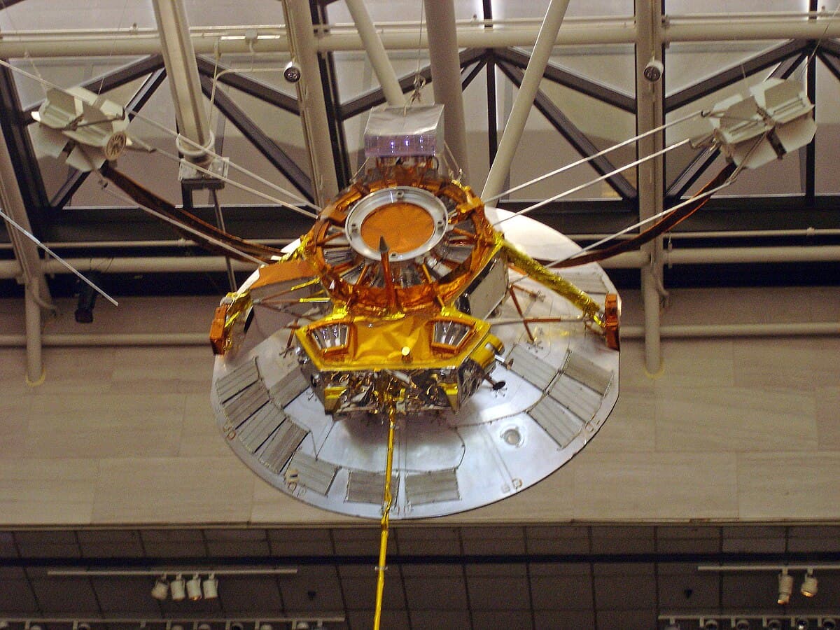 Pioneer 10 — Wikipédia